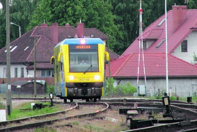 Happening PKM, szynobus od strony lotniska wjeżdża na stację Osowa. Mieszkańcy chcą, żeby główny węzeł przesiadkowy był kilkaset metrów dalej.