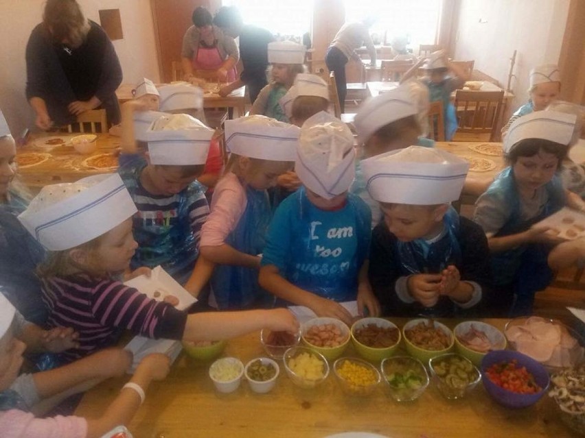 Maluchy z powiatu radziejowskiego poznały tajniki gastronomii w pizzerii Zorba w Dobrem [zdjęcia]