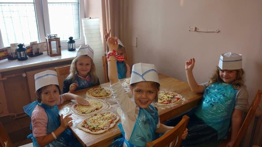 Maluchy z powiatu radziejowskiego poznały tajniki gastronomii w pizzerii Zorba w Dobrem [zdjęcia]