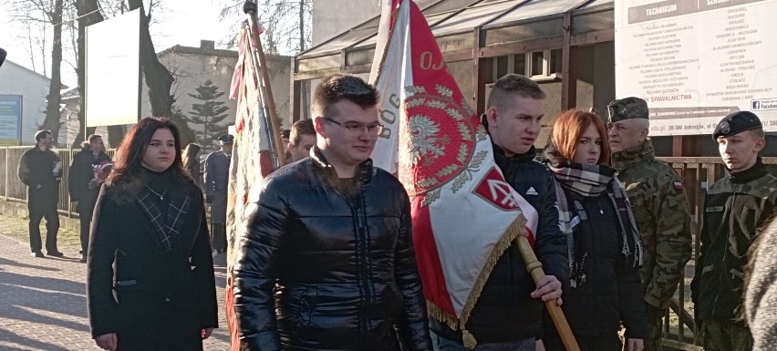 Obchody Narodowego Dnia Pamięci „Żołnierzy Wyklętych” pod pomnikiem majora Stefana Gądzio „Kosa” w Jędrzejowie. Zobacz zdjęcia