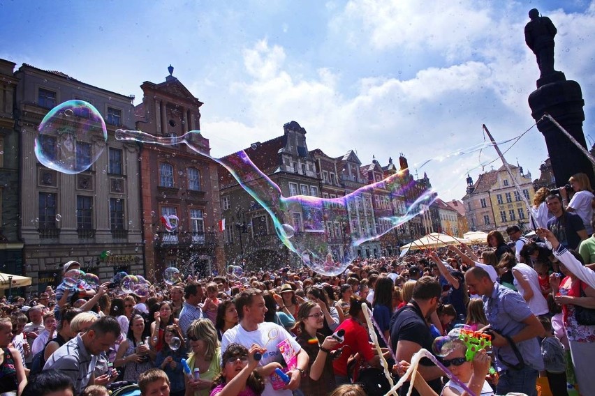 Poznań: Stary Rynek cały w bańkach [GALERIA ZDJĘĆ, FILM]