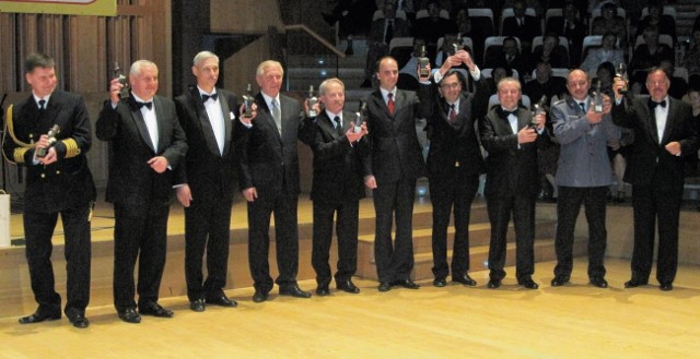 Dżentelmeni 2010 roku. Od lewej: Włodzimierz Żychliński, Mariusz Czapiewski, Marek Kamiński, Mieczysław Krawczyk, Andrzej Królikowski, Mariusz Machajewski, Jan Rogowski, JanReczek, Krzysztof Starańczak i Leszek Wójcik.