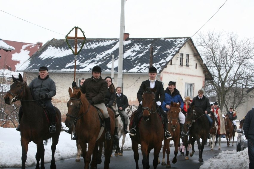 Arcybiskup Wiktor Skworc na procesji konnej w Pietrowicach Wielkich [ZDJĘCIA]