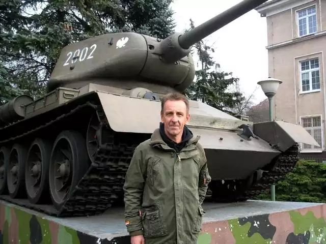 Richard Cutland przed czołgiem T-34/85 w Poznaniu