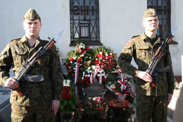 Warta honorowa przy grobie Grzegorza Dolniaka w Będzinie.