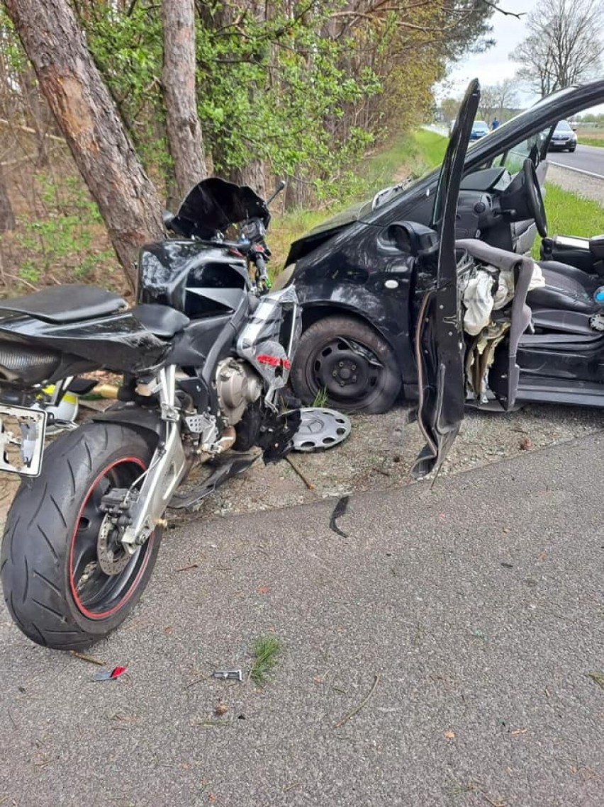 Poważny wypadek w powiecie leszczyńskim. Po rannego motocyklistę wezwano śmigłowiec. Poszukiwani świadkowie zderzenia LPR ZDJĘCIA