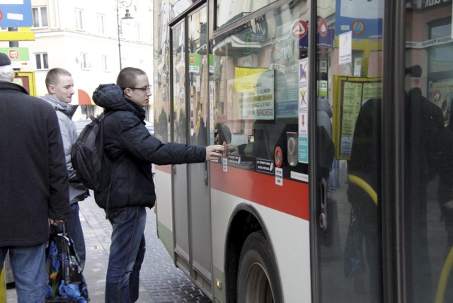 Pasażerowie uczą się korzystać z tzw. ciepłego guzika