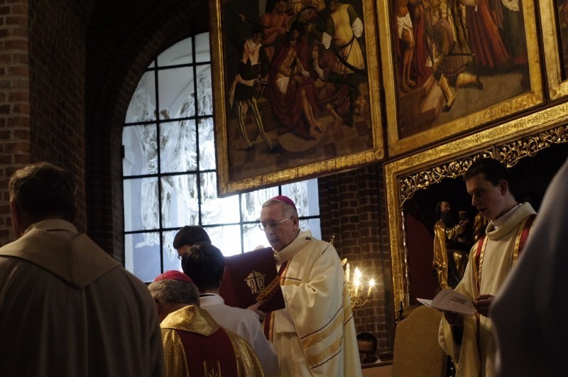 W poznańskiej katedrze odbyła się msza św. krzyżma, na którą...