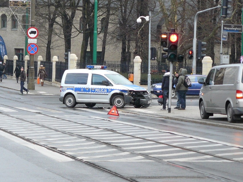 Uczestniczący w stłuczce radiowóz policyjny uległ...