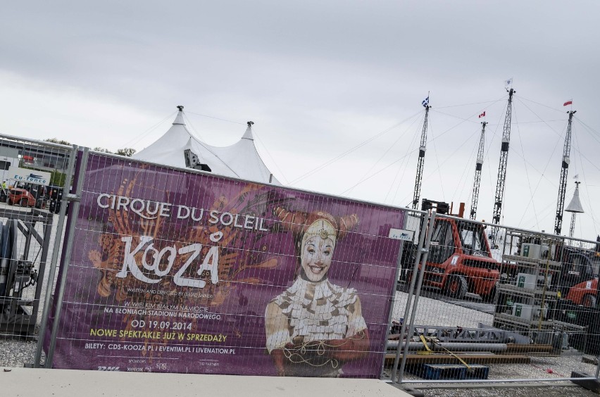 Biały namiot Cirque du Soleil już rozłożony