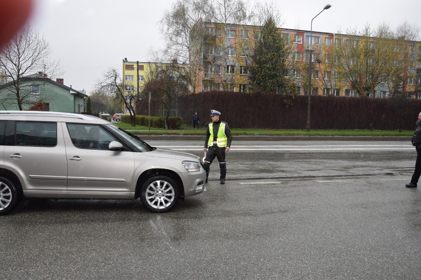 Kierowcy byli zaskoczeni, kiedy zatrzymywali ich policjanci,...