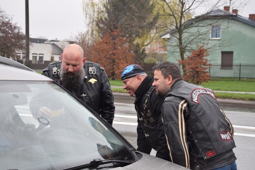 Kierowcy byli zaskoczeni, kiedy zatrzymywali ich policjanci,...