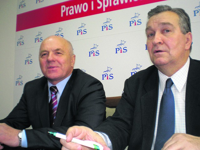 Prezes okręgowych struktur PiS Edward Czesak (z lewej) zapowiada, że dokończenie burzliwych obrad nastąpi już wkrótce