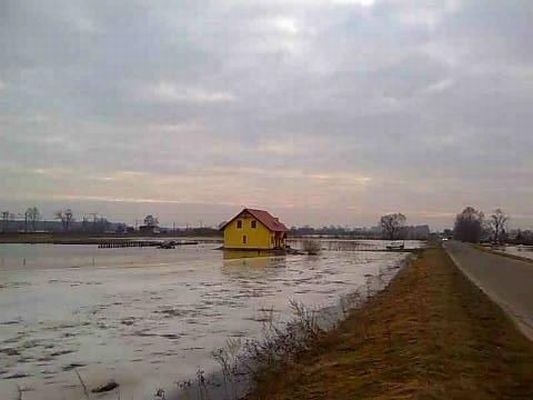 Powódź na Dolnym Śląsku. Zamknięta droga Wrocław-Poznań (ZDJĘCIA i FILM)