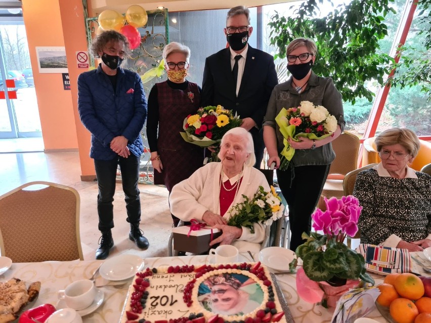 102. urodziny pani Ireny z Jeleniej Góry. Moc życzeń i dużo zdrowia dla solenizantki