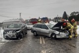 Śnieżyce w Tarnowie i regionie. Wypadek w Ilkowicach, przewrócone drzewa na drogach, ciężarówka w rowie na Powiślu [ZDJĘCIA]