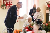 100. urodziny Marii Buś ze Skopowa koło Przemyśla. Jubilatkę odwiedzili prezydent i starosta [ZDJĘCIA]