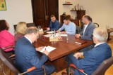 Umowa z wykonawcą remontu drogi powiatowej w Rościnnie, gmina Skoki, została podpisana!