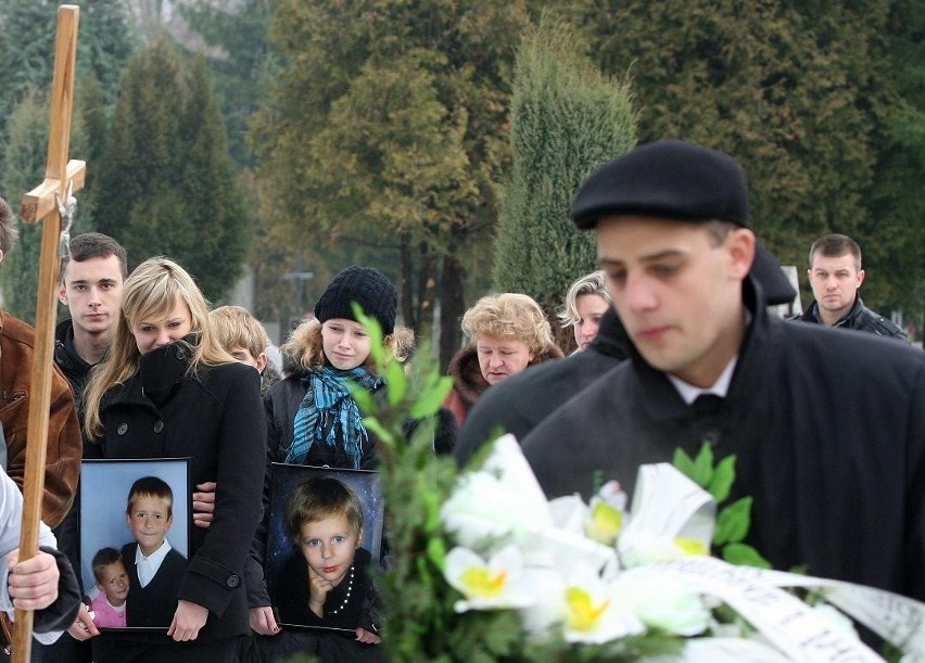 Pogrzeb dzieci zamordowanych przez własnego ojca.