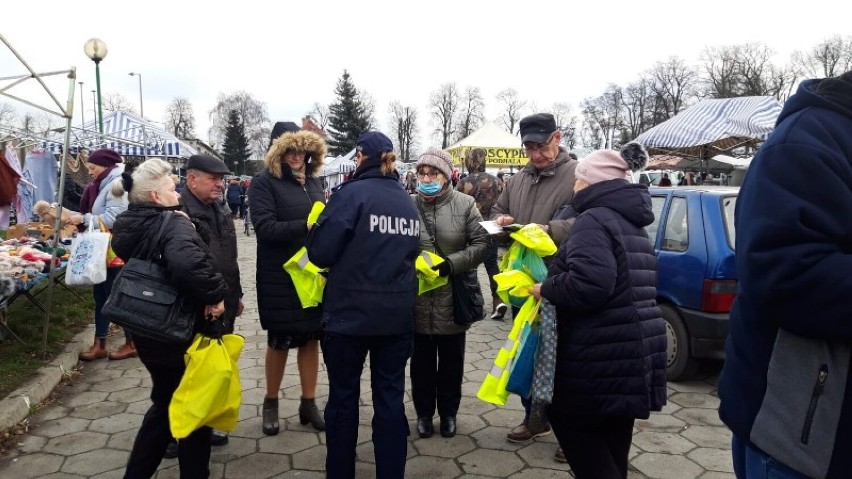 RAWICZ. Targowisko odwiedzili policjanci, tym razem jedna nie po to, by kontrolować i wystawiać mandaty [ZDJĘCIA]