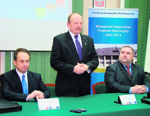 W podpisaniu strategicznej dla Podhala umowy wziął udział wicemarszałek Stanisław Sorys (na zdjęciu stoi)