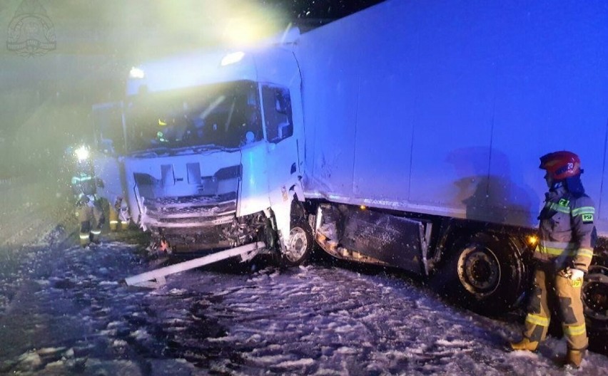 Wypadek na A1 w okolicach Radomska. Kierowca ciężarówki wyprzedzał, stracił panowanie nad pojazdem. ZDJĘCIA