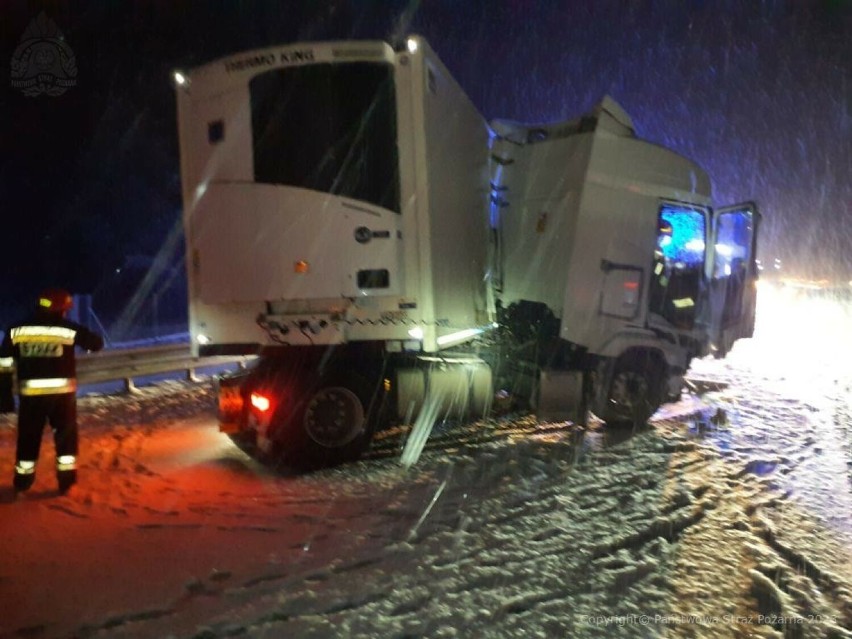 Wypadek na A1 w okolicach Radomska. Kierowca ciężarówki wyprzedzał, stracił panowanie nad pojazdem. ZDJĘCIA