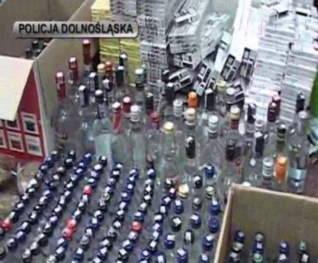 Wrocław: Tysiące papierosów i 200 litrów alkoholu bez akcyzy znalazła ołbińska policja(FILM,ZDJĘCIA)