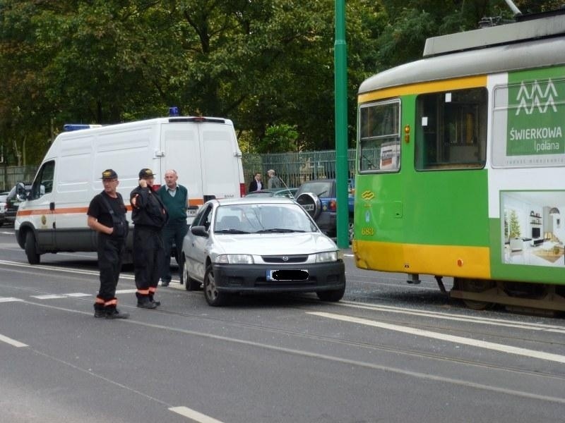 Poznań: Na Grunwaldzkiej zderzył się samochód z tramwajem [ZDJĘCIA]