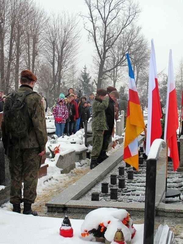 Żory Marsz śmierci: Uczniowie i harcerze przeszli śladami ofiar wojny w jego 68 rocznicę FOTO