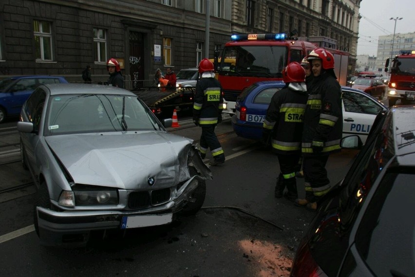 Wypadek na Podwalu: Samochód blokował torowisko. Ogromne korki (ZDJĘCIA)