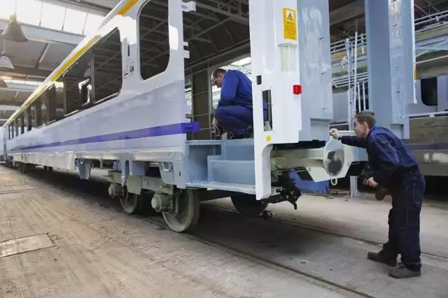 PKP Intercity w czwartek odbierze z FPS w Poznaniu pierwszą pulę gruntownie zmodernizowanych wagonów pasażerskich