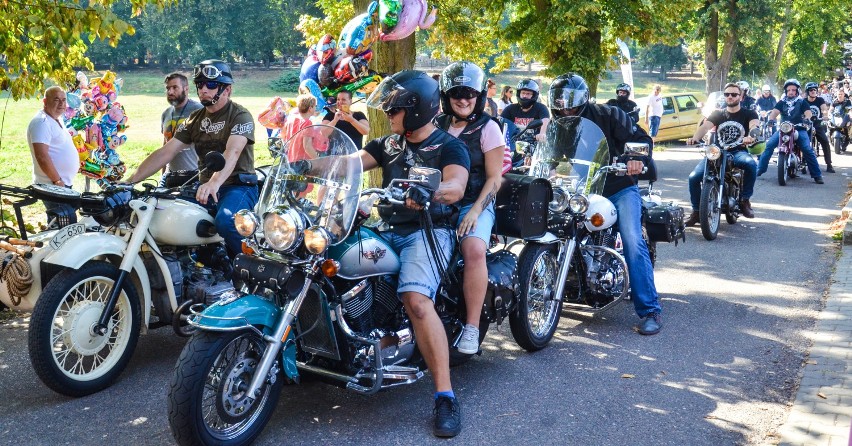 Festyn Rodzinny przy szamotulskiej bazylice. Parada motocykli otworzyła imprezę! [ZDJĘCIA]