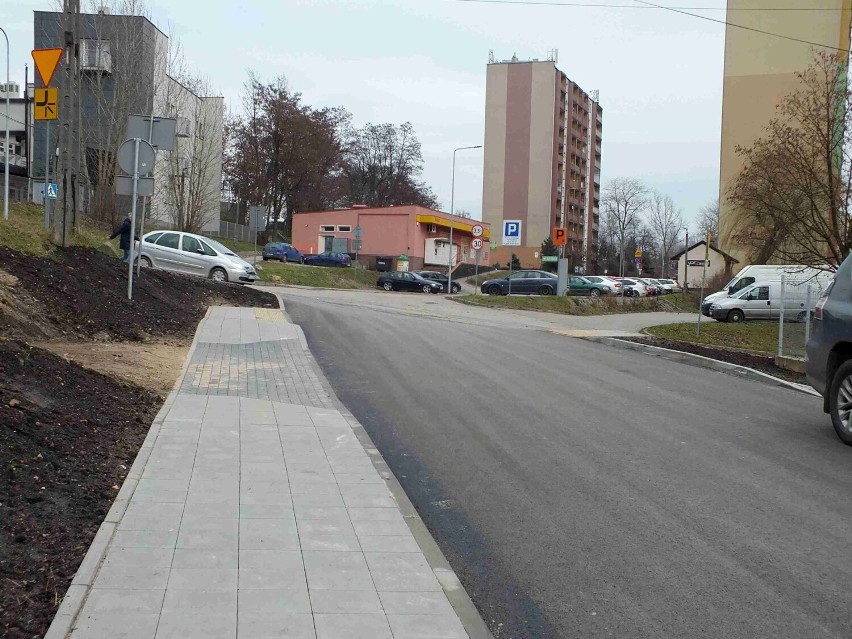 Końcowe prace przy remoncie i gruntownej modernizacji ulicy Duboisa w Starachowicach. Mieszkańcy są zachwyceni