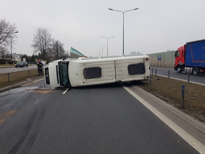 Samochód z lawetą wywrócił się na drogę i zatarasował całą...