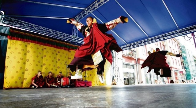 Jeden z etapów sypania mandali: Mnisi z Sherab Ling w rytualnych tańcach cham
