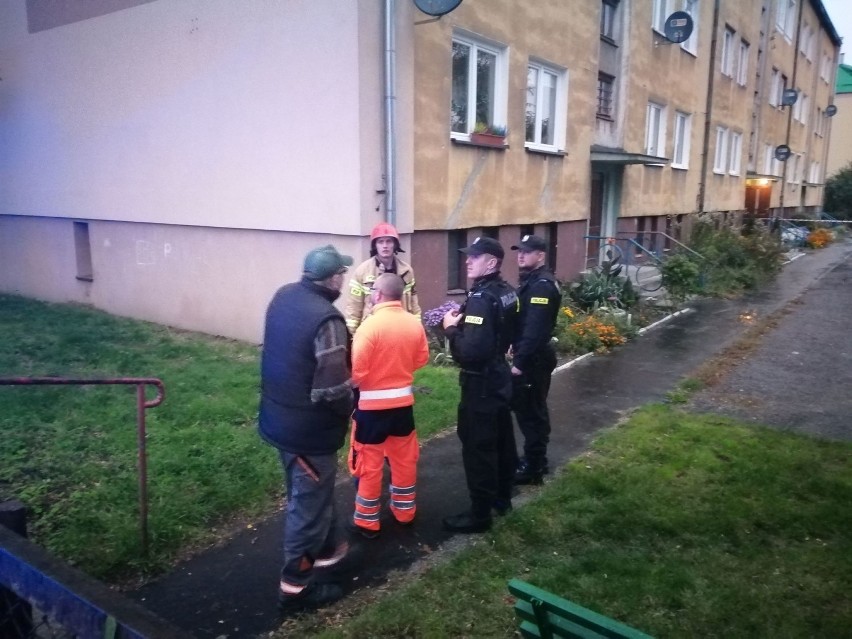 Ewakuacja mieszkańców bloku w Ostrowcu Świętokrzyskim. W piwnicy znaleziono pocisk artyleryjski [ZDJĘCIA]