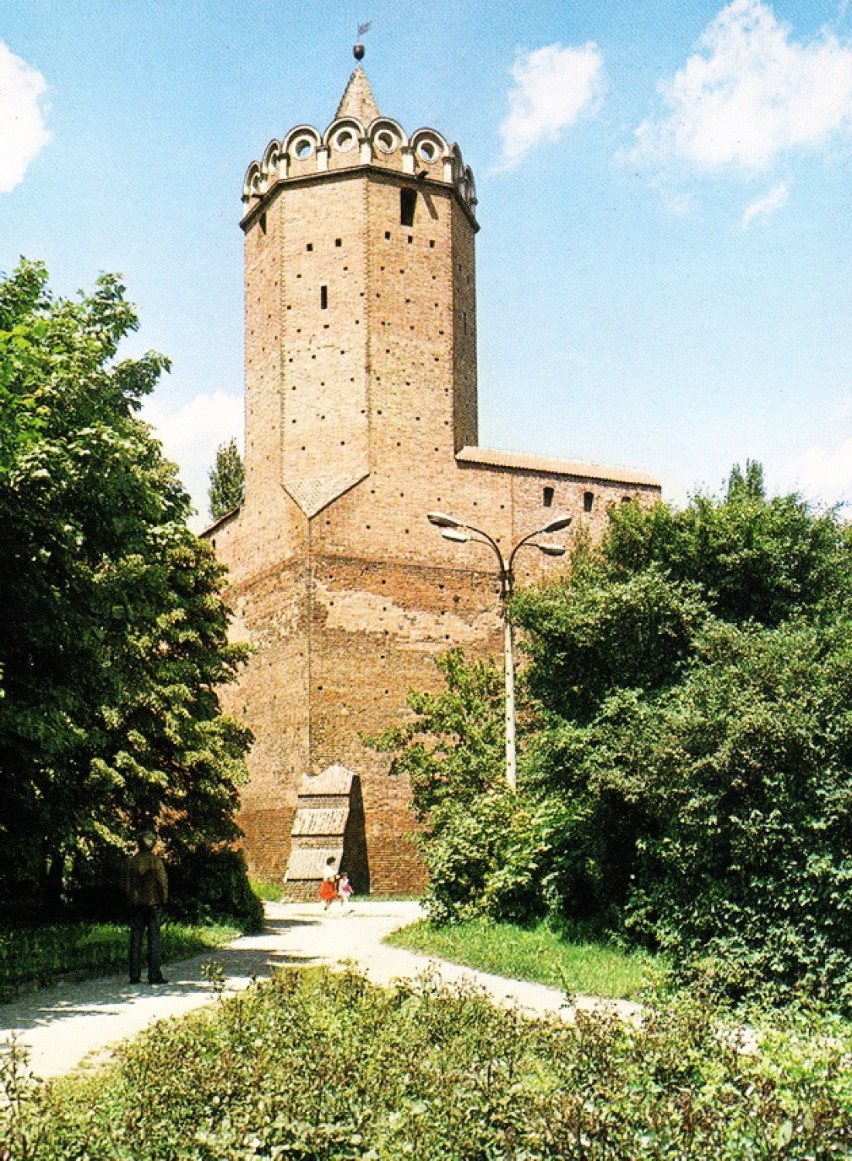 Lata 1975-1977, wieża narożna zamku po uzyskaniu pełnej wysokości