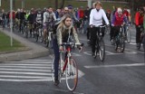 Gdynia: Flesz z przeszłości. 30.03.2012. Rowerowa Masa Krytyczna. Cykliści blokują ulice