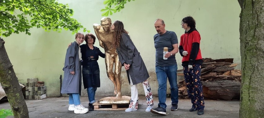 Bydgoszcz. Odnowioną rzeźbą biegacza upamiętniono rekord świata Zdzisława Krzyszkowiaka, którego imię nosi stadion Zawiszy