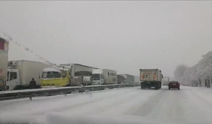 Droga z Głogowa do Polkowic zamknięta po ataku zimy (ZDJĘCIA, FILM)