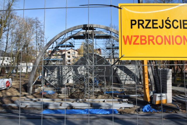 Prace w Parku Czempiela w Niedobczycach pierwotnie miały zostać zakończone do końca maja 2022 roku.