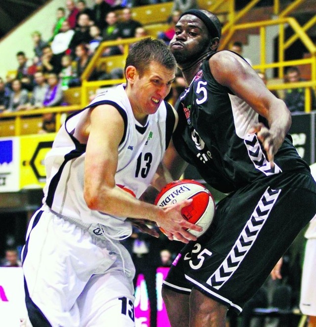 Michał Gabiński (z piłką) rozegrał w Tarnobrzegu dobry mecz. Zdobył 10 punktów