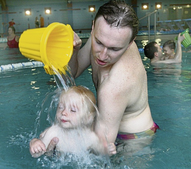 Na zajęcia na pływalni rodzice mogą zabierać nawet trzymiesięczne maluchy. Ważna jest jednak zgoda lekarza