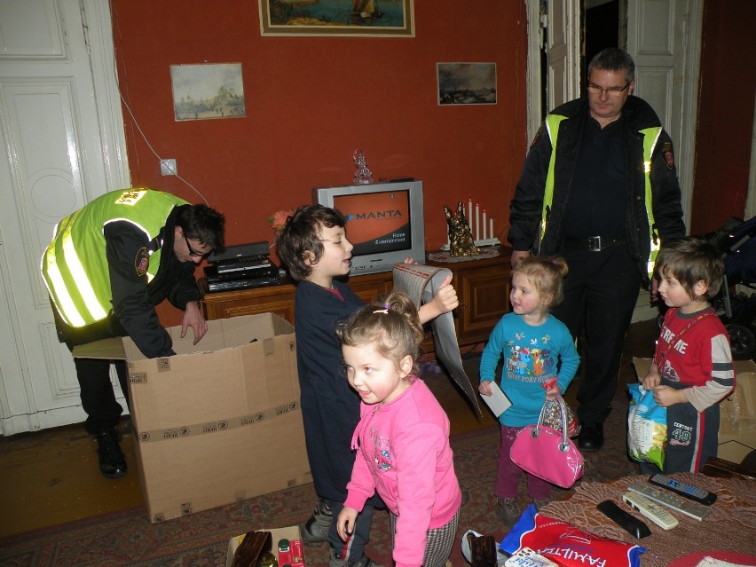 Straż miejska w Gnieźnie: Zrobili zrzutkę i sprawili wielką radość dzieciom pani Renaty  