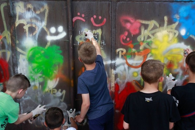 Jakiś czas temu dzieciaki z Bydgoszczy w ramach akcji reagowania na ksenofobię zamalowywały skutecznie (!) symbole rasistowskie