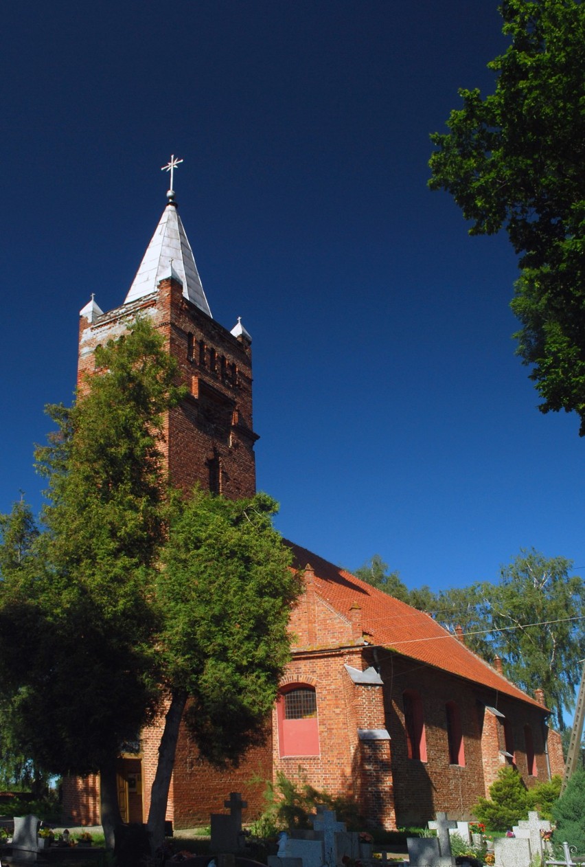 Kościół św. Mikołaja z 1820 r. jest znany z krzywej wieży,...