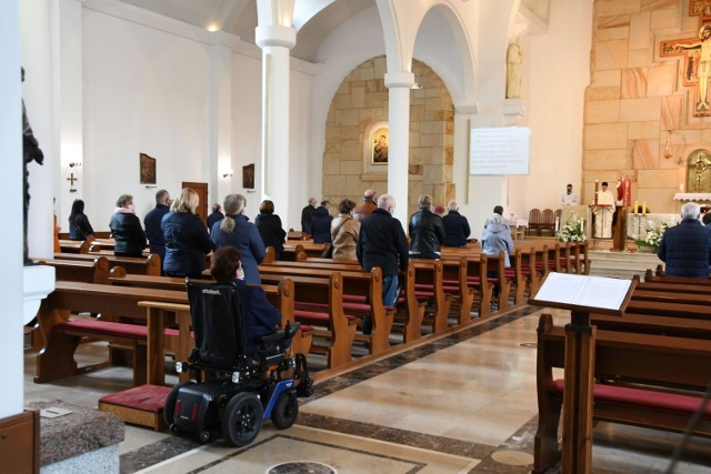 W niedzielę, 3 maja, na mszach świętych w kościołach w Kielcach również było sporo wiernych. Podobnie jak przed tygodniem obowiązuje zasada - jedna osoba na 15 metrów kwadratowych. Te ograniczenia spowodowane są względami bezpieczeństwa w czasie epidemii koronawirusa. 
3 maja przypada czwarta niedziela wielkanocna, nazywana Niedzielą Dobrego Pasterza. Wiernych w kościołach również obowiązuje noszenie maseczek. 

Na zdjęciu niedzielna msza w parafii Świętego Franciszka z Asyżu w Kielcach. 

Na kolejnych slajdach wierni na mszach w kieleckich kościołach w niedzielę, 3 maja >>>
(dor, ALP)