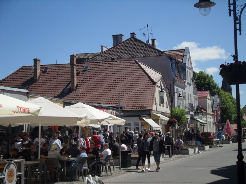 Ustka cieszyła się dużą liczbą gości w długi weekend. Słoneczna niedziela zachęciła do spacerów