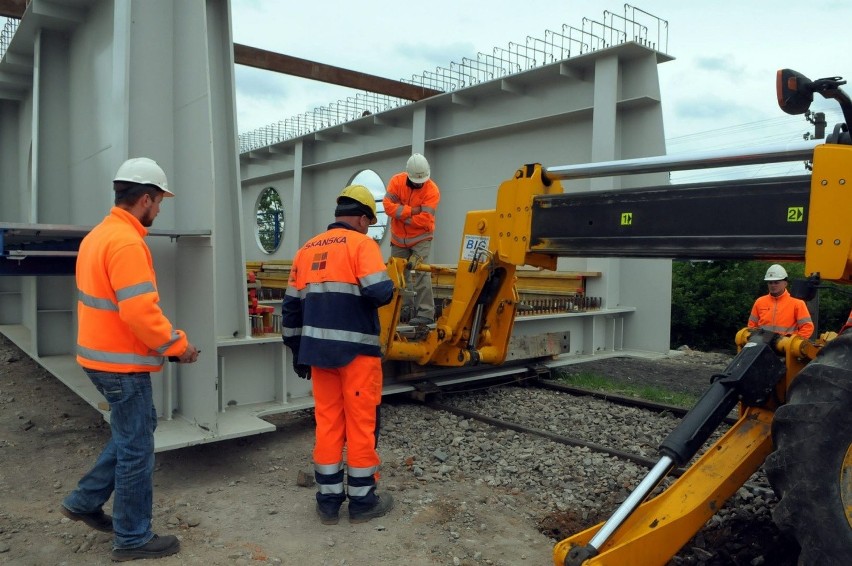 Montują nowy most kolejowy przy ul. Turystycznej 